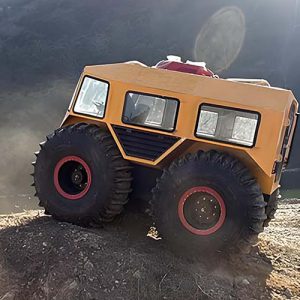 Vehicul 4x4 cu corp etanşat pentru teren dificil