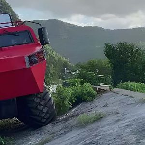 Vehicul amfibiu 8x8 cu patru osii