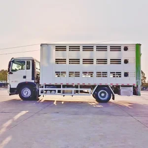 Camion HOWO pentru transportul animalelor, porcilor, găinilor, bovinelor, păsărilor de curte