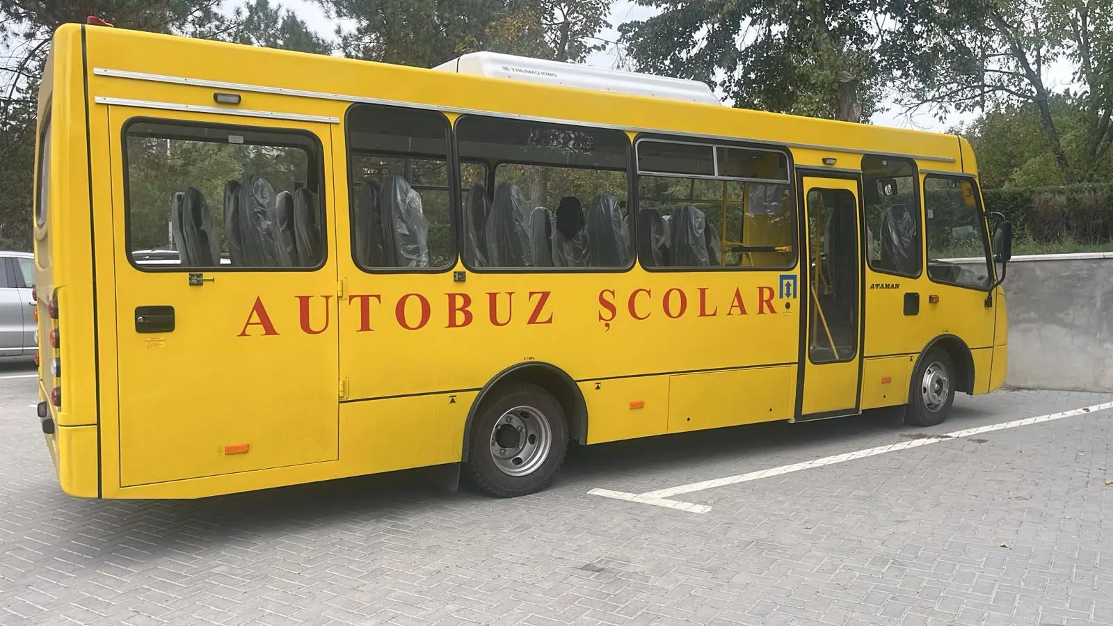 Autobuz școlar ISUZU, vedere laterală