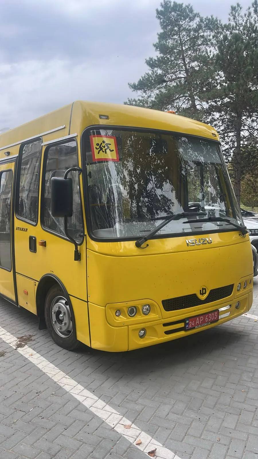 Autobuz școlar ISUZU, vedere din față