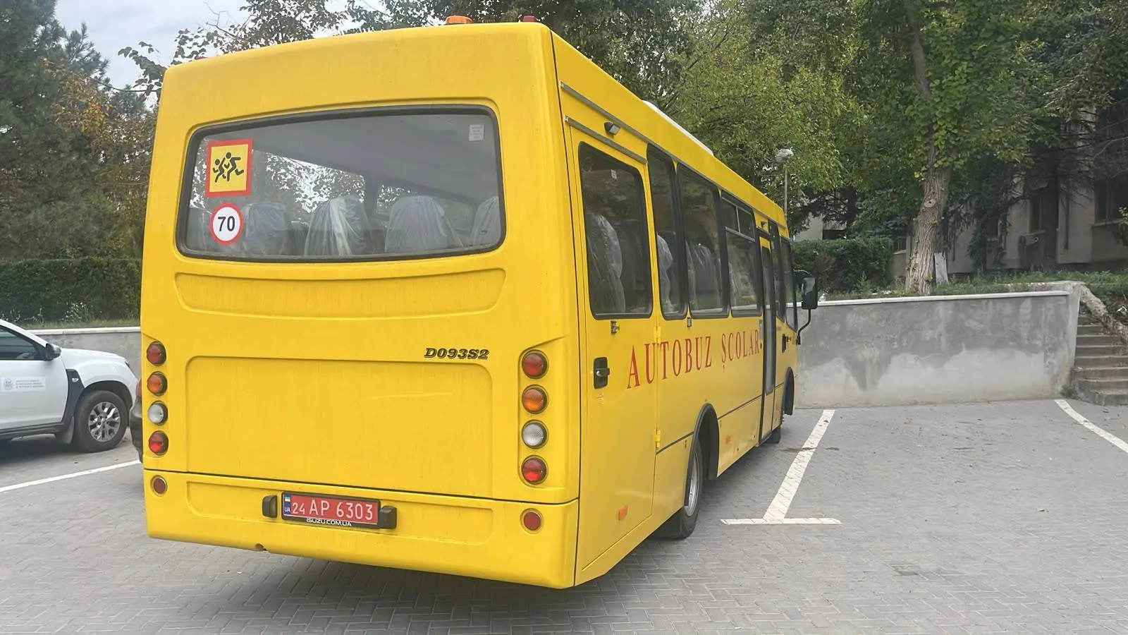 Autobuz școlar ISUZU, vedere din spate