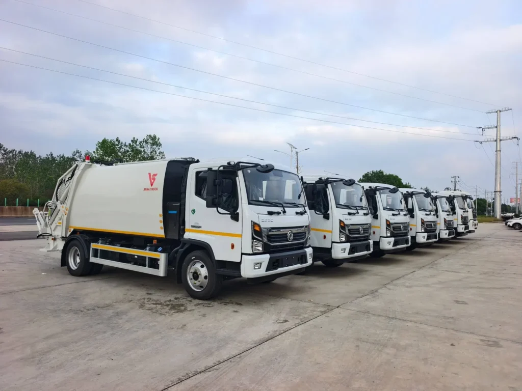 7 autogunoiere cu compactare livrate primăriilor din Moldova