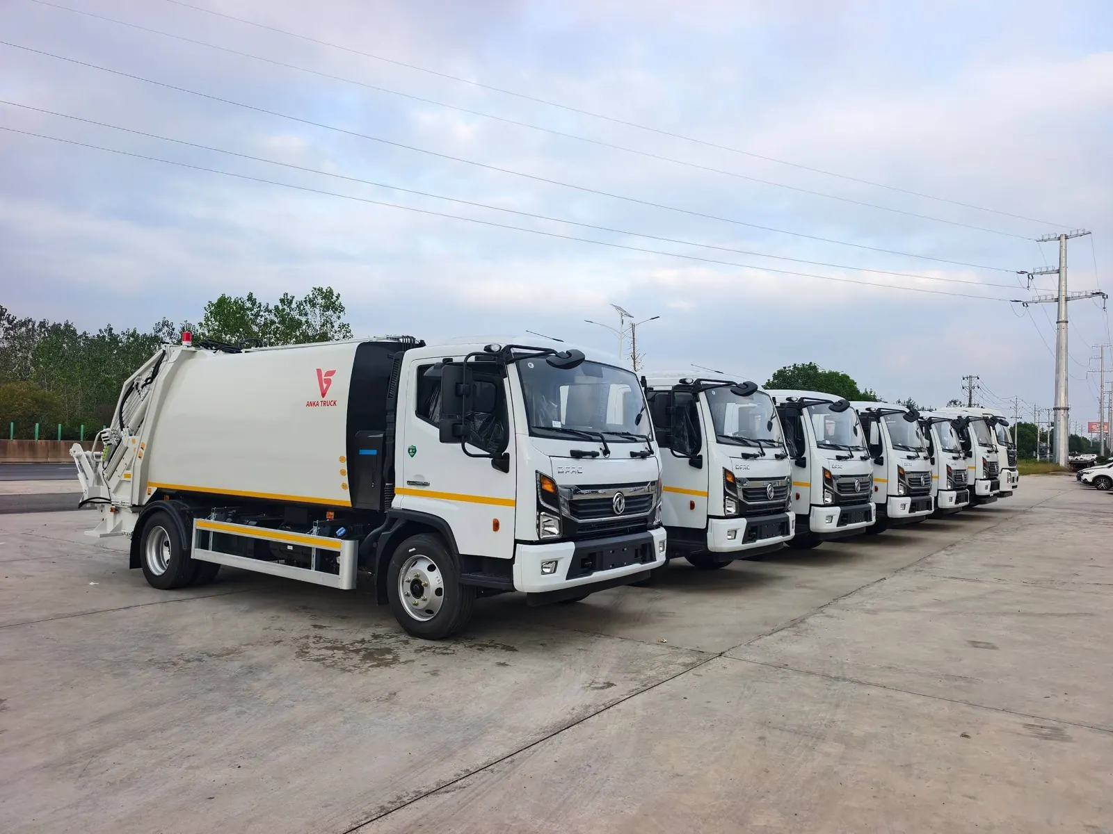 Flotă de 7 autogunoiere cu compactare, aliniate înainte de livrare