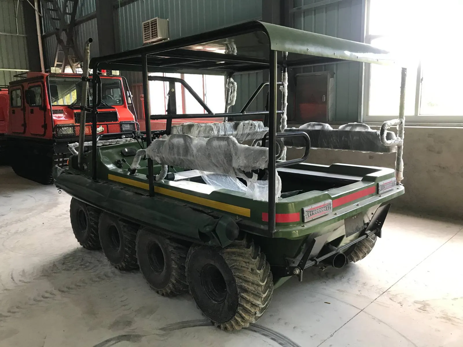 Vehicul amfibiu tot-teren 8×8 (UTV), vedere din spate